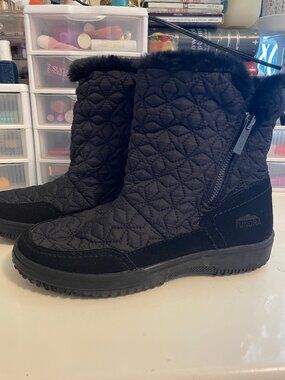 Tundra Women's Chiller Fashion Side Zip Boot Black